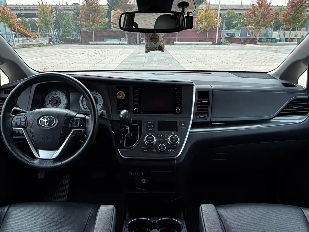 Toyota Sienna — миниатюра 8