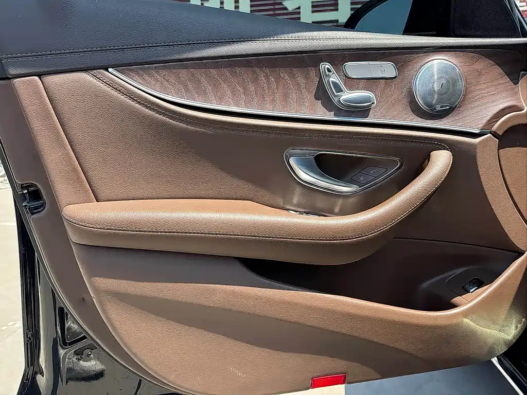 Mercedes-Benz E-Class — миниатюра 8