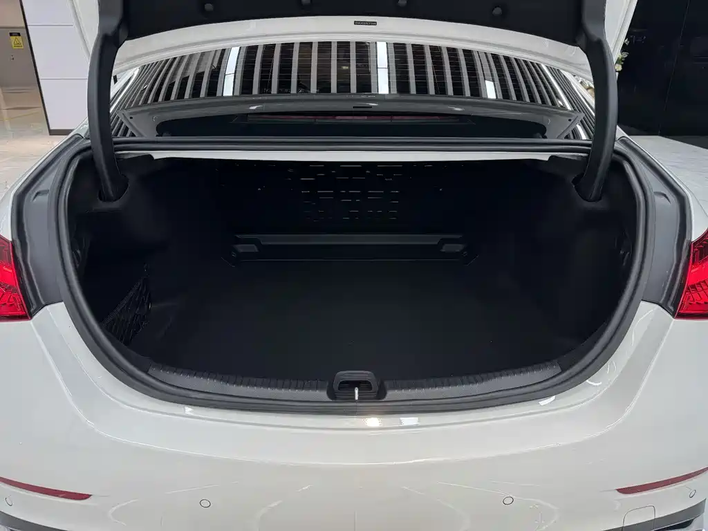Mercedes-Benz C-Class — миниатюра 9