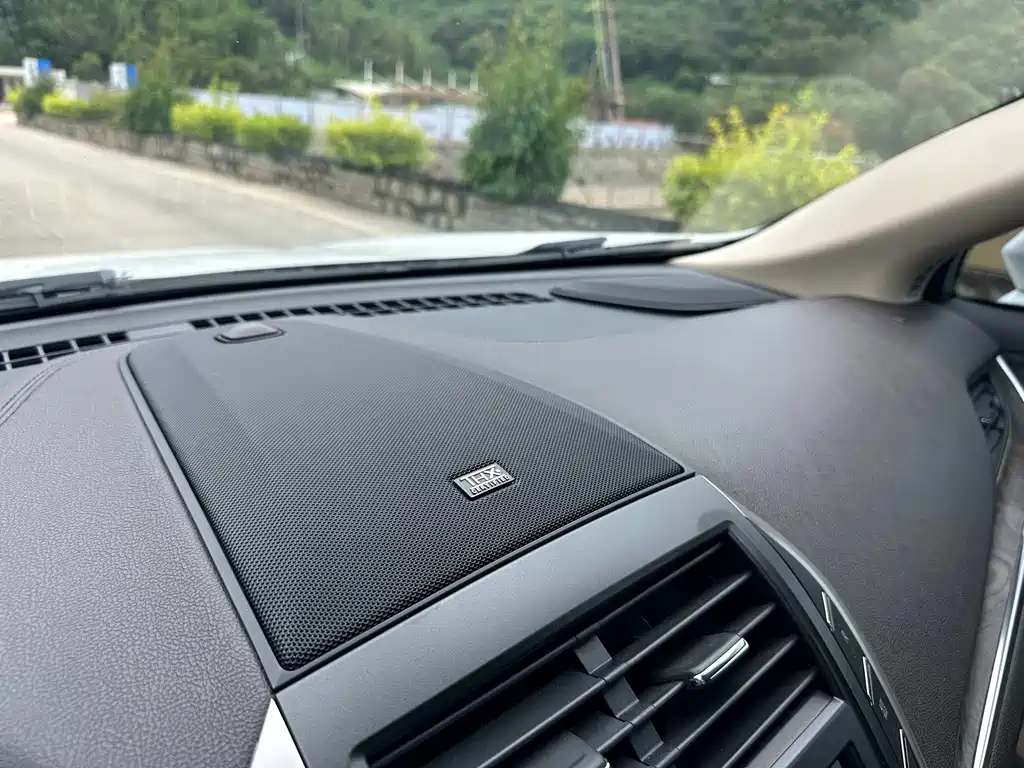 Lincoln MKC — миниатюра 15