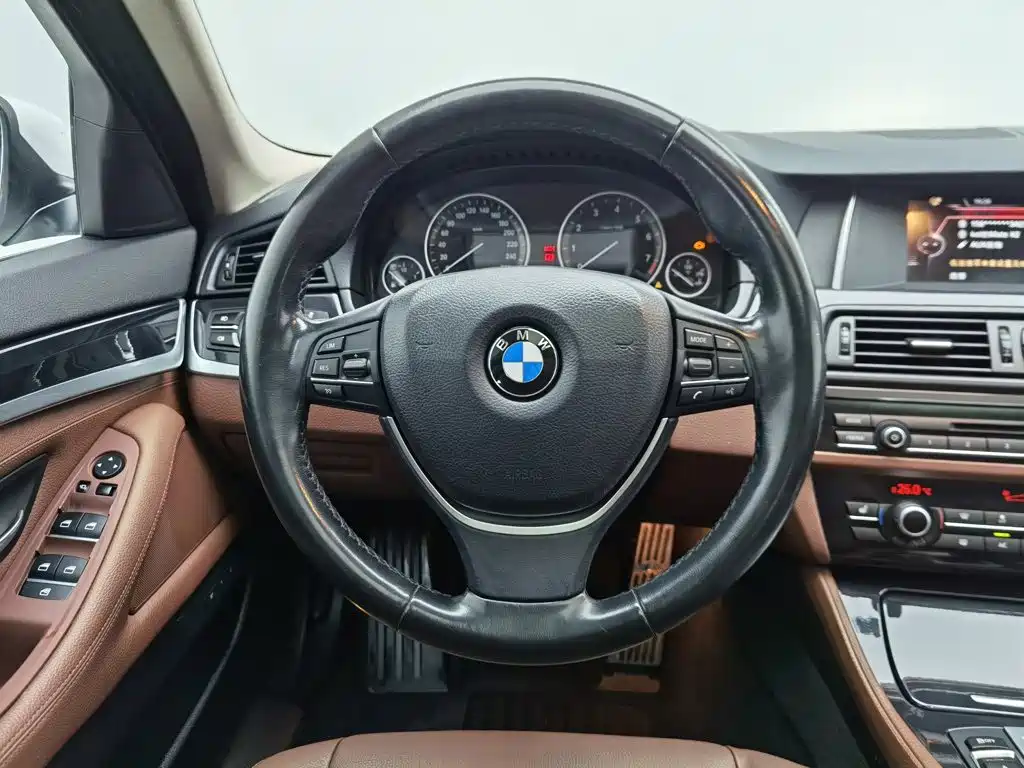 BMW 5 Series — миниатюра 11