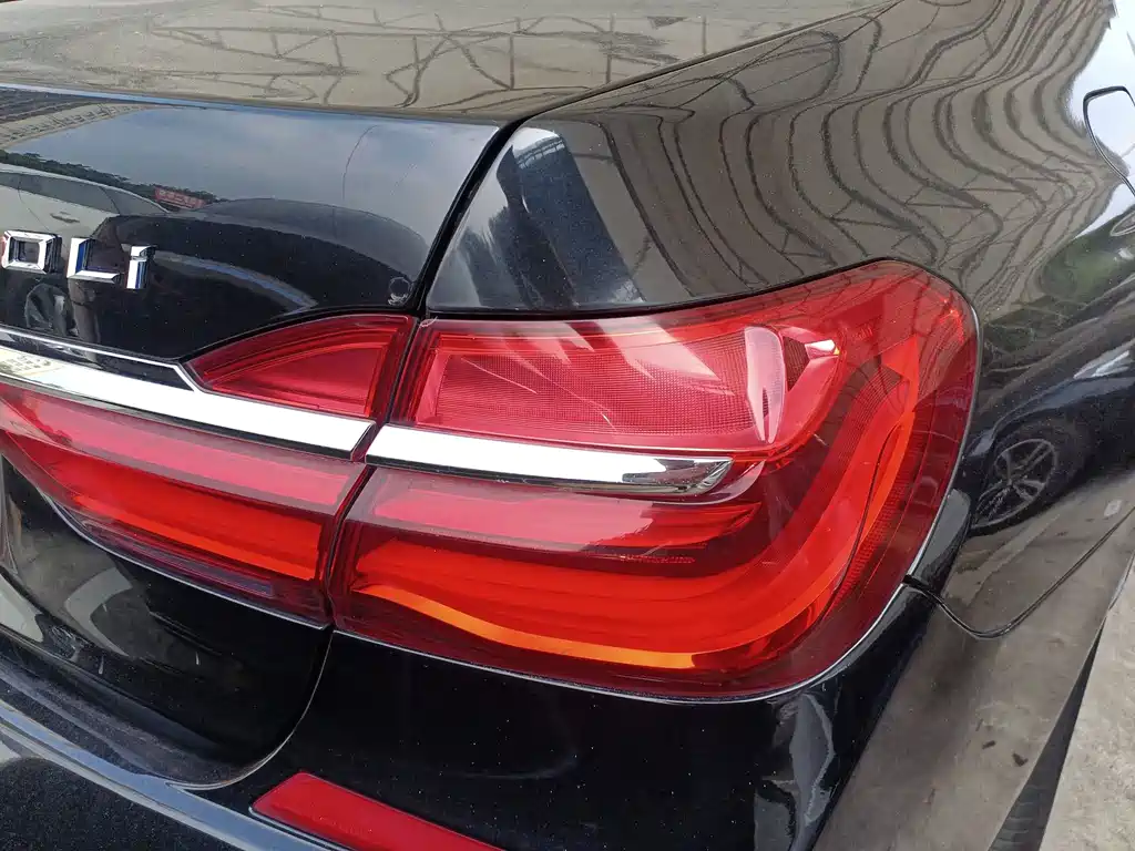BMW 7 Series — миниатюра 10