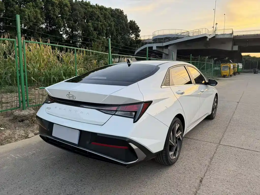 Hyundai Elantra — миниатюра 15