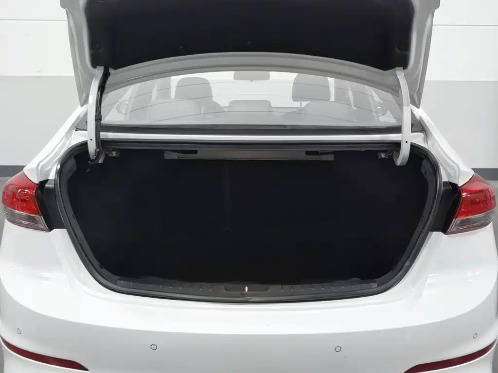 Hyundai Elantra — миниатюра 16