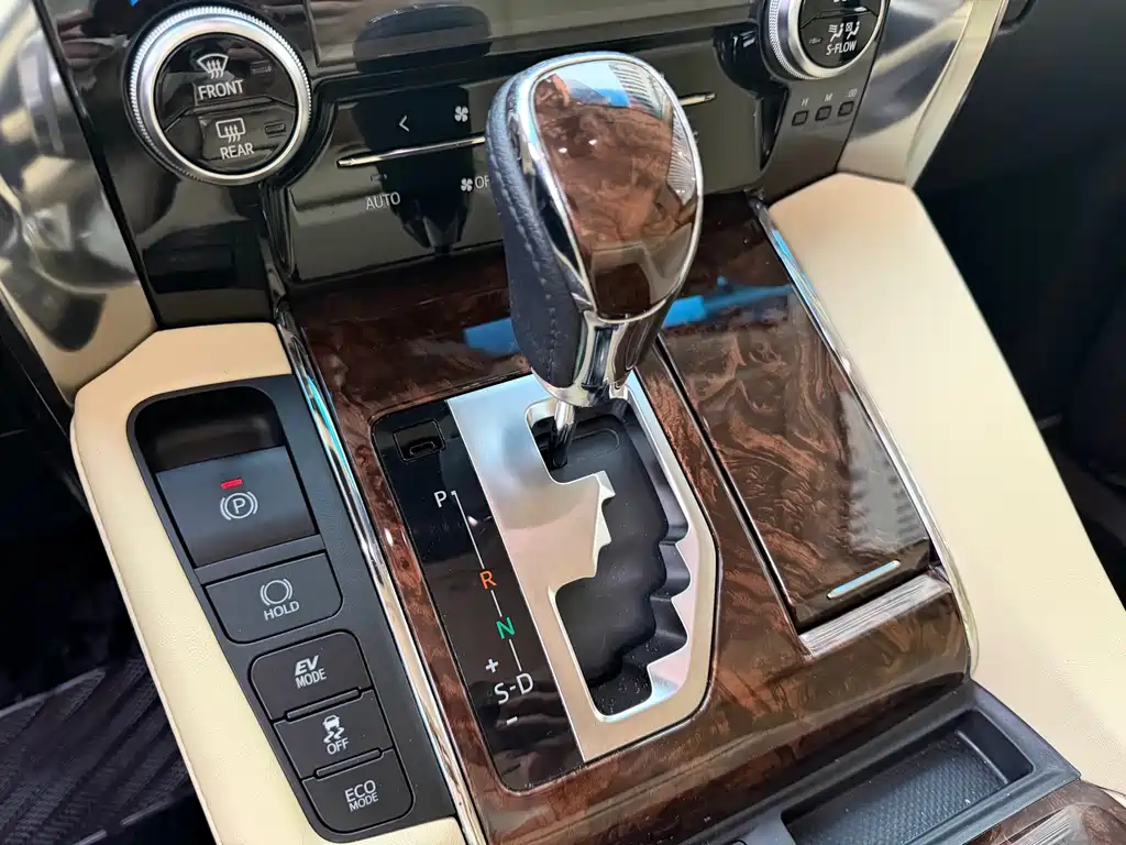 Toyota Alphard — миниатюра 10