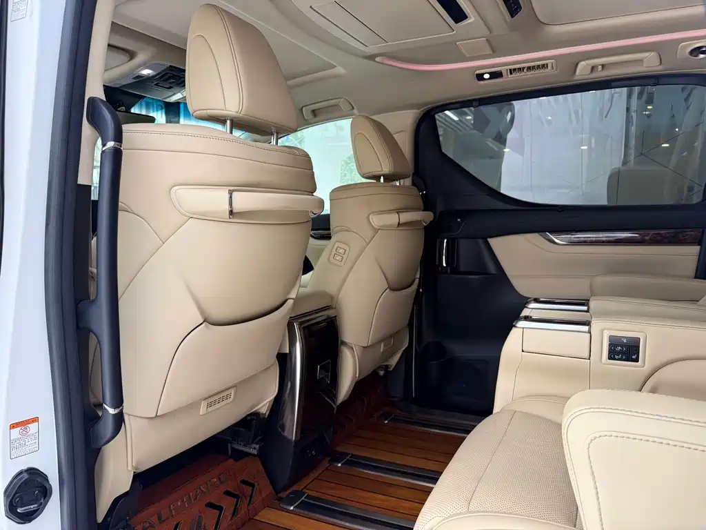 Toyota Alphard — миниатюра 16