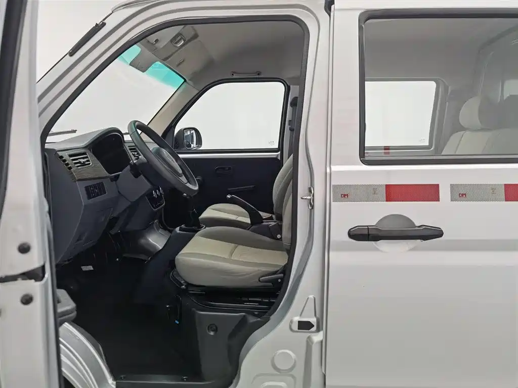 Jinbei X30 2023 1.5L 2/5 мест SWC15M