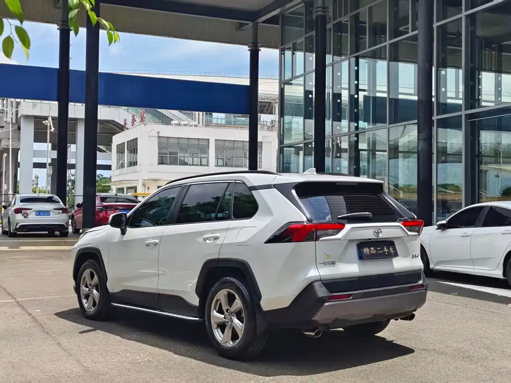 Toyota RAV4 — миниатюра 7