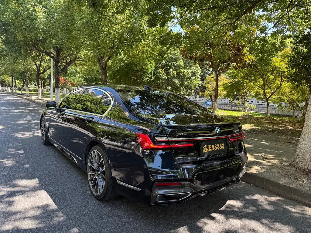 BMW 7 Series — миниатюра 21