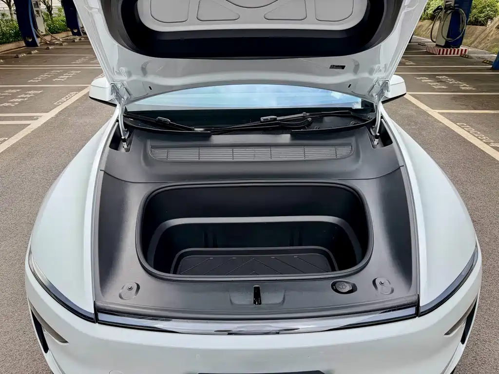 Tesla Model Y — миниатюра 14