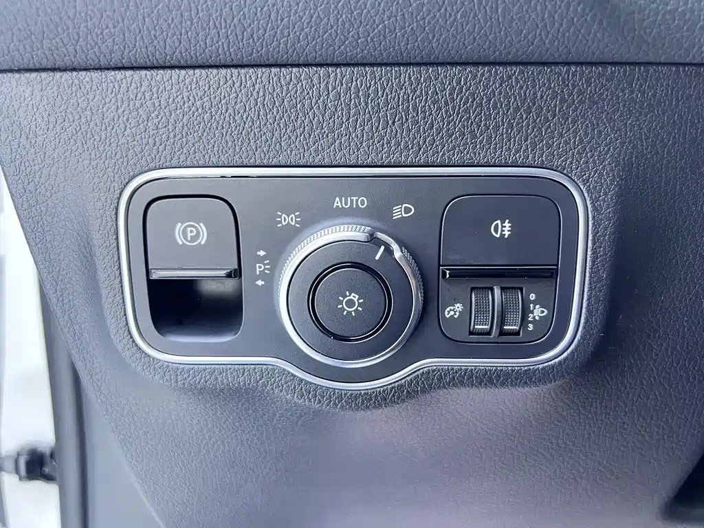 Mercedes-Benz GLB — миниатюра 8