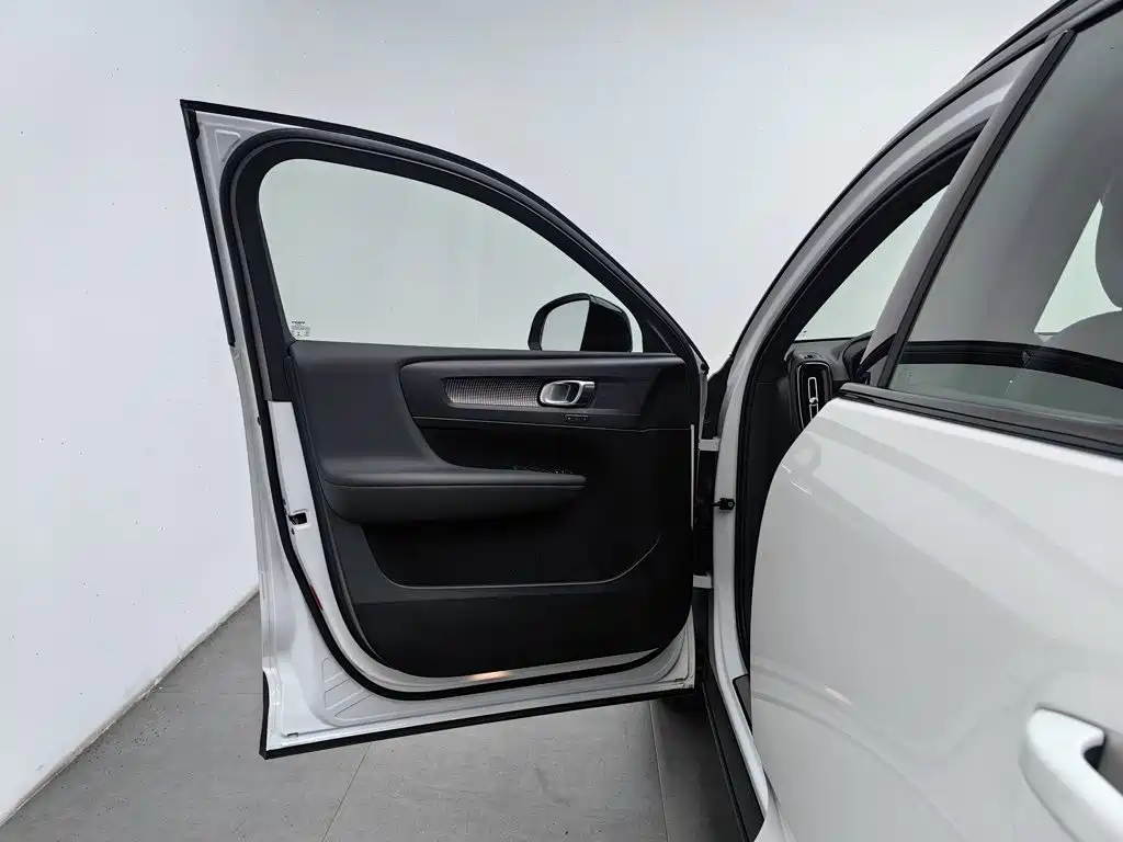 Volvo XC40 — миниатюра 8