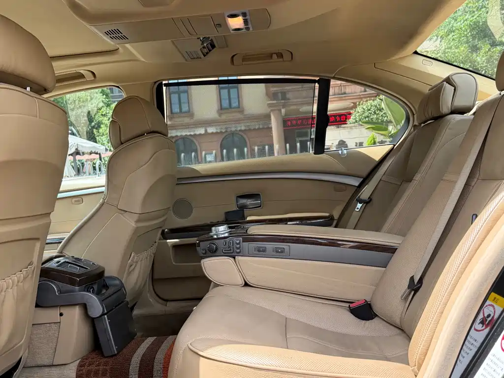 BMW 7 Series — миниатюра 12