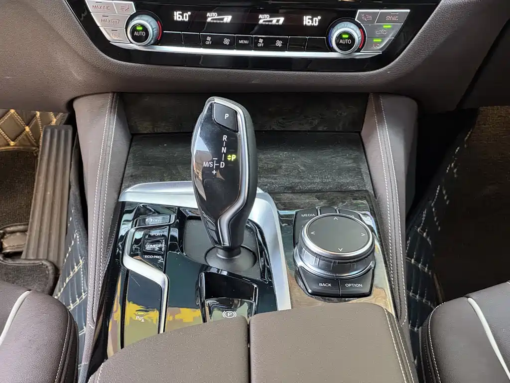 BMW 5 Series — миниатюра 13