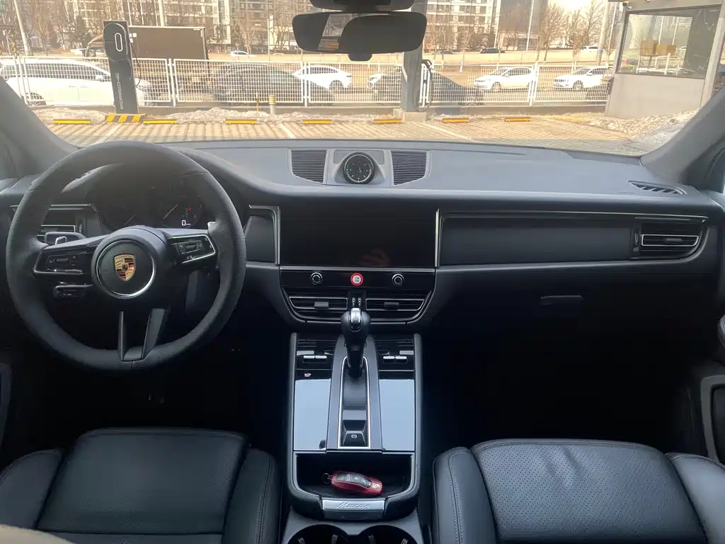 PORSCHE MACAN