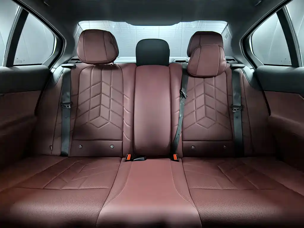 BMW 5 Series — миниатюра 13
