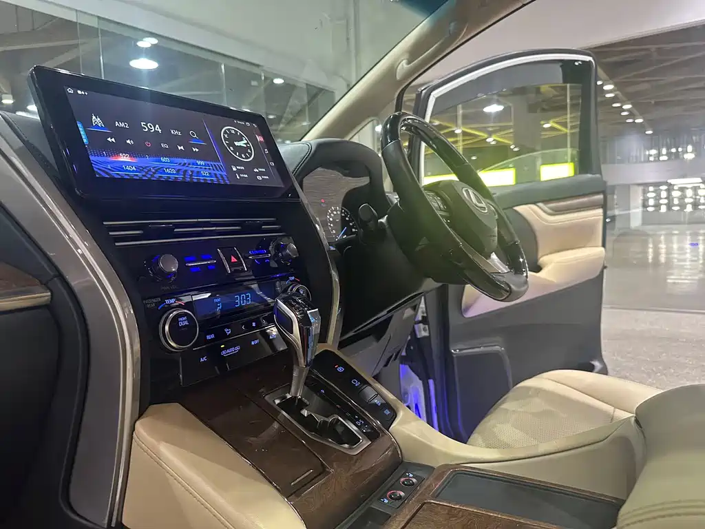 Toyota Alphard — миниатюра 12