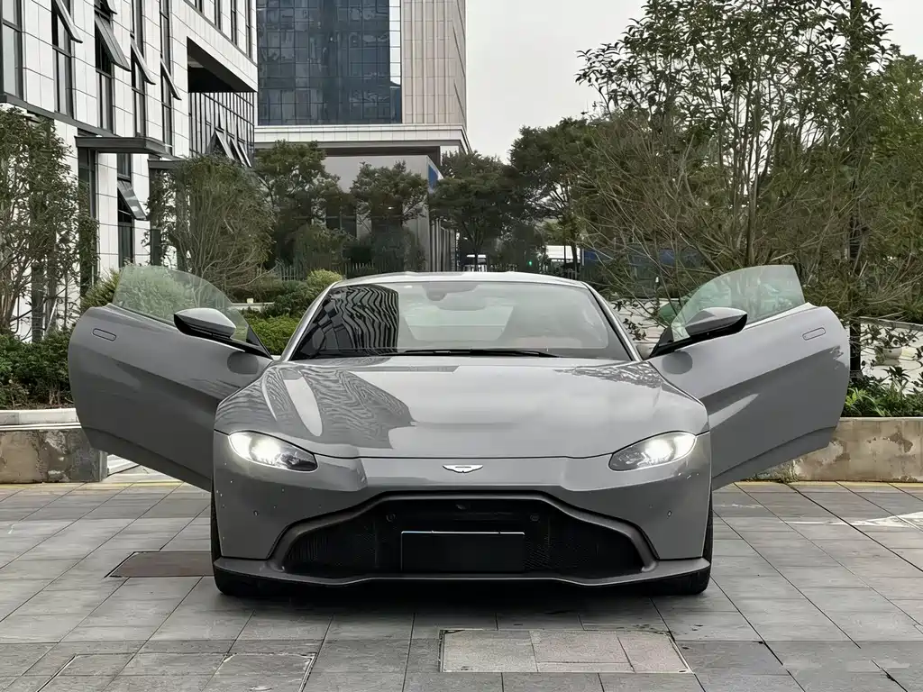 ASTON MARTIN V8 VANTAGE