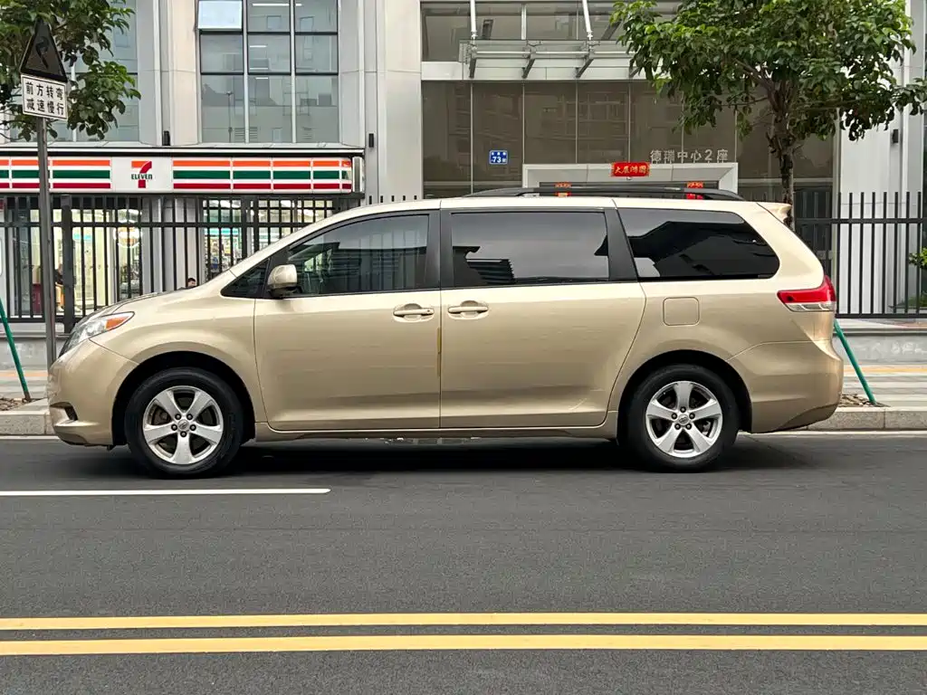 Toyota Sienna — миниатюра 24