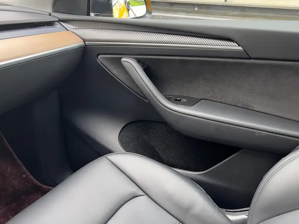 Tesla Model Y — миниатюра 10