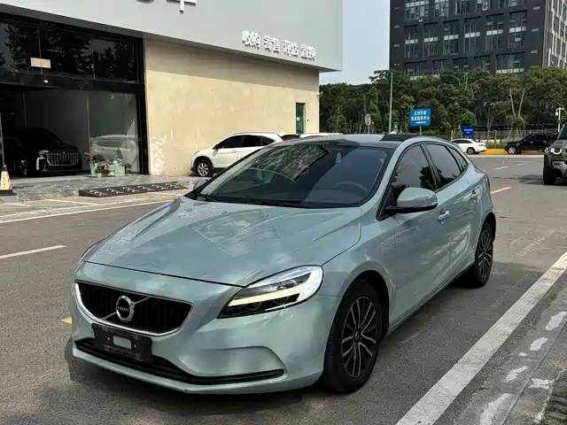 VOLVO  V40 2018