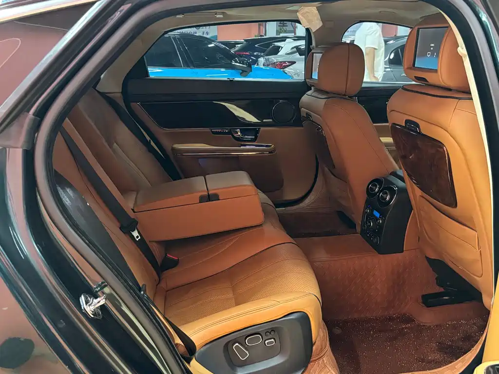 Jaguar XJ — миниатюра 9