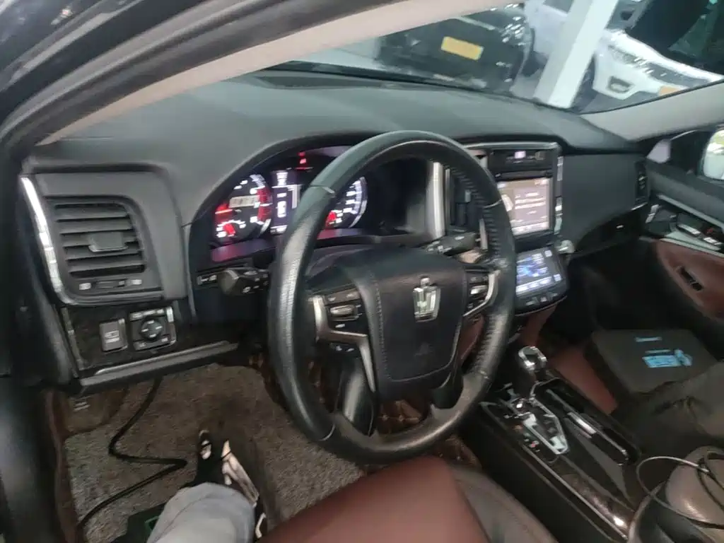 Toyota Crown — миниатюра 10