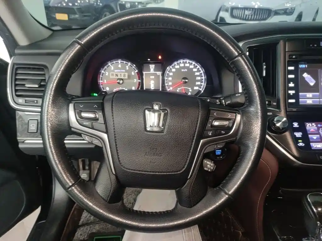 Toyota Crown — миниатюра 11