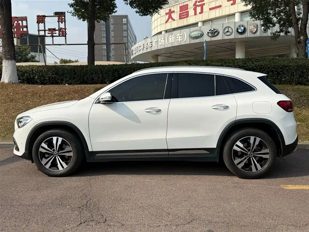 MERCEDES-BENZ GLA