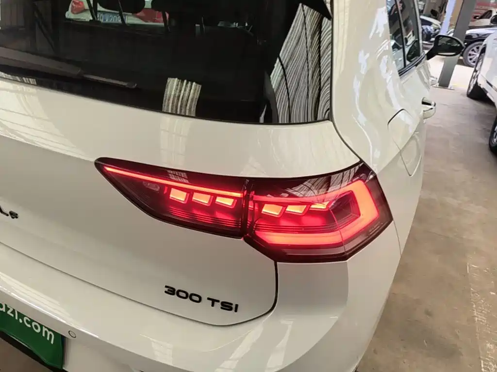 Volkswagen Golf 2025 300TSI R-Line