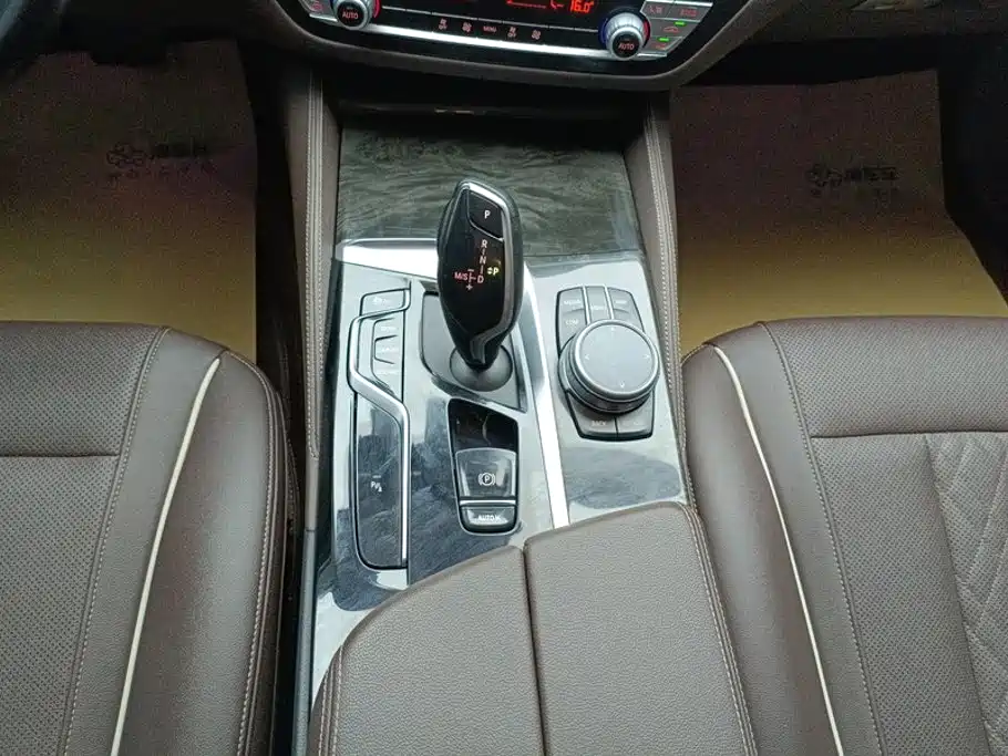 BMW 5 Series — миниатюра 16