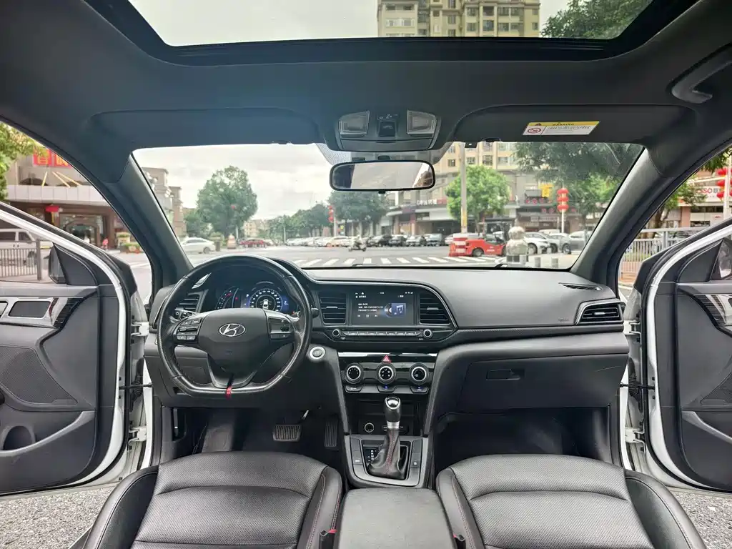 Hyundai Elantra — миниатюра 18