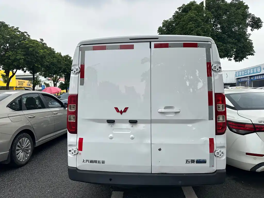 Wuling Yangguang — миниатюра 3