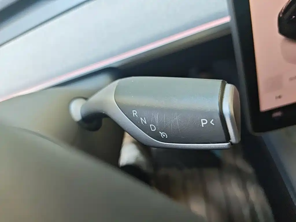Tesla Model Y — миниатюра 10