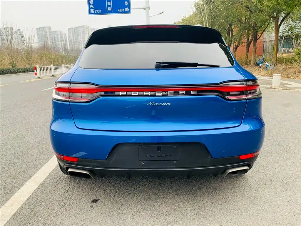 PORSCHE MACAN