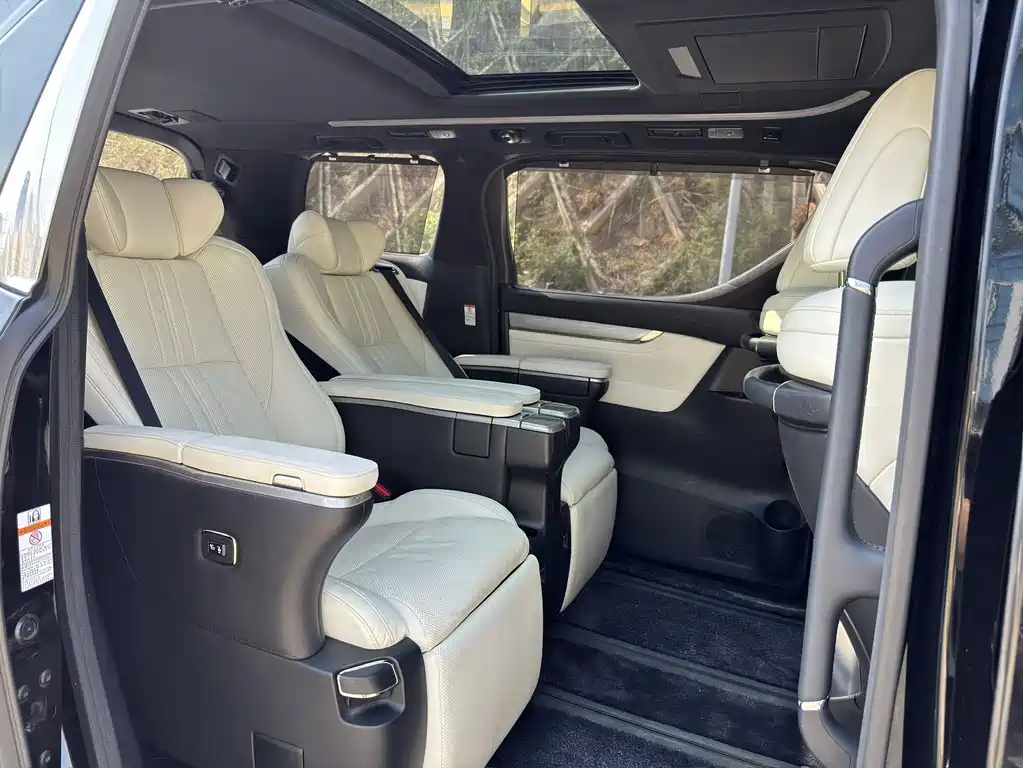 Toyota Alphard - фото 4