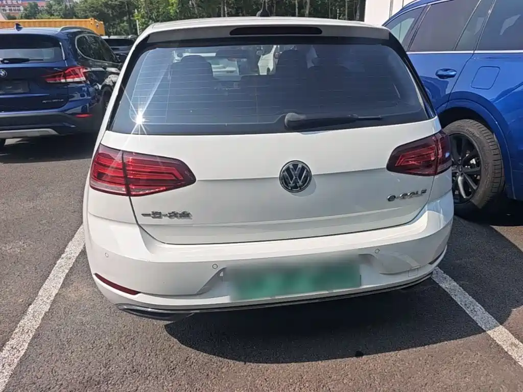 Volkswagen Golf ·