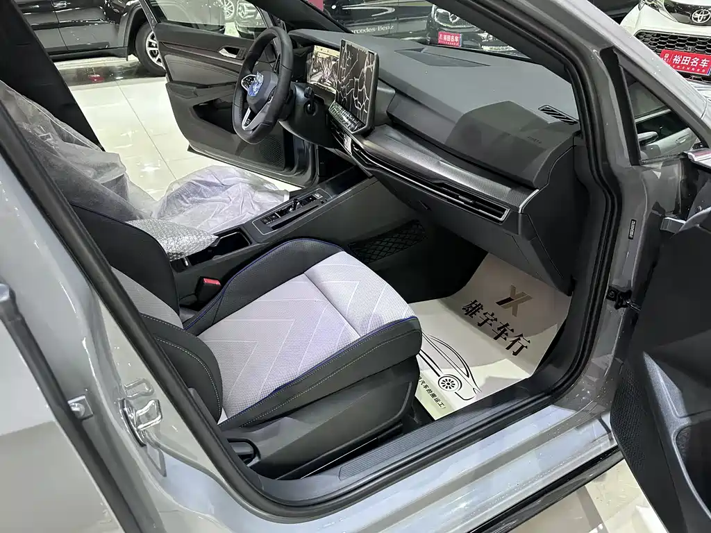 Volkswagen Golf 2025 300TSI R-Line