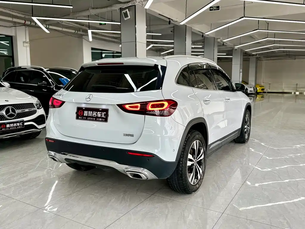 MERCEDES-BENZ GLA