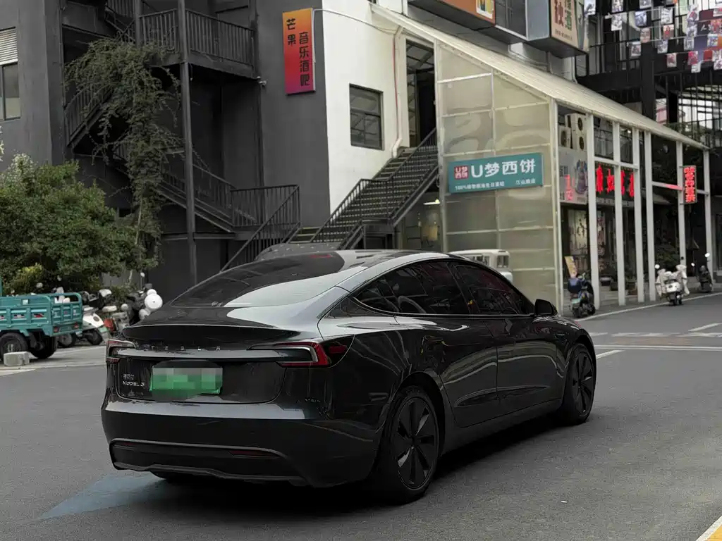 Tesla Model 3 — миниатюра 8