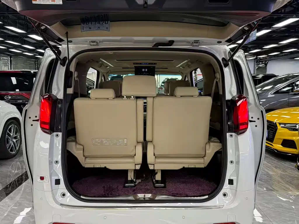Toyota Alphard — миниатюра 7
