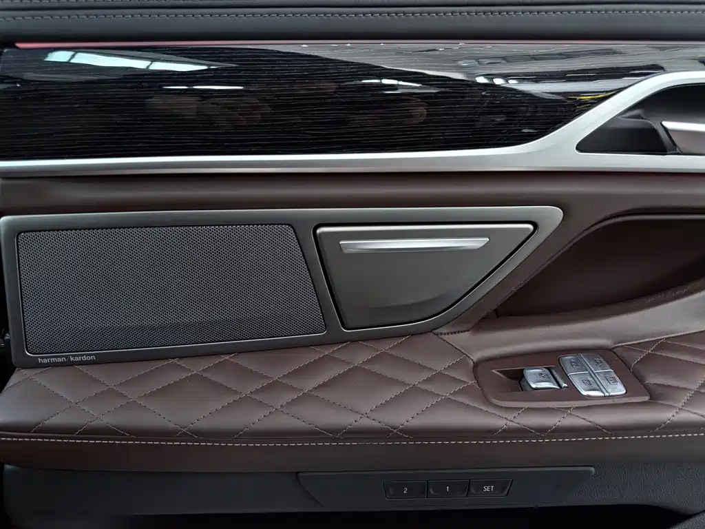 BMW 7 Series — миниатюра 12