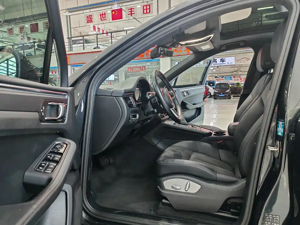 PORSCHE MACAN