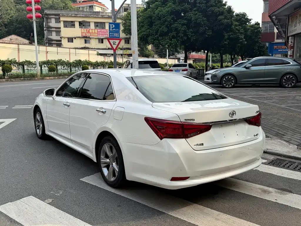 Toyota Crown — миниатюра 6