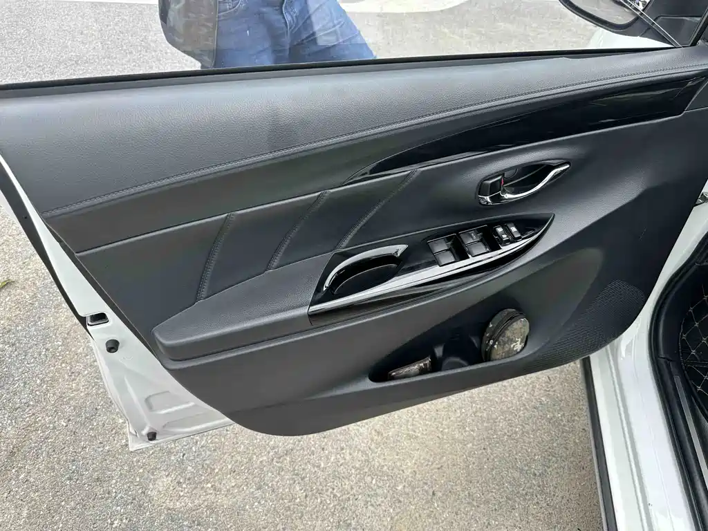 Toyota Yaris L — миниатюра 3