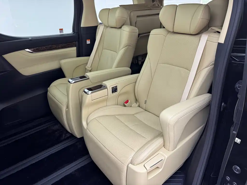 Toyota Alphard — миниатюра 5