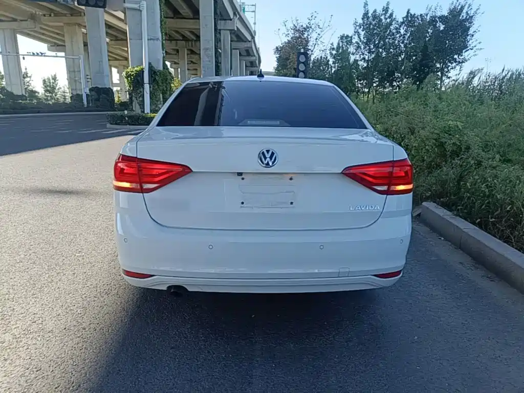 Volkswagen Lavida — миниатюра 6