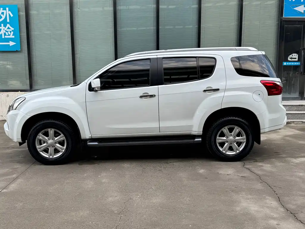 Isuzu MU-X — миниатюра 2