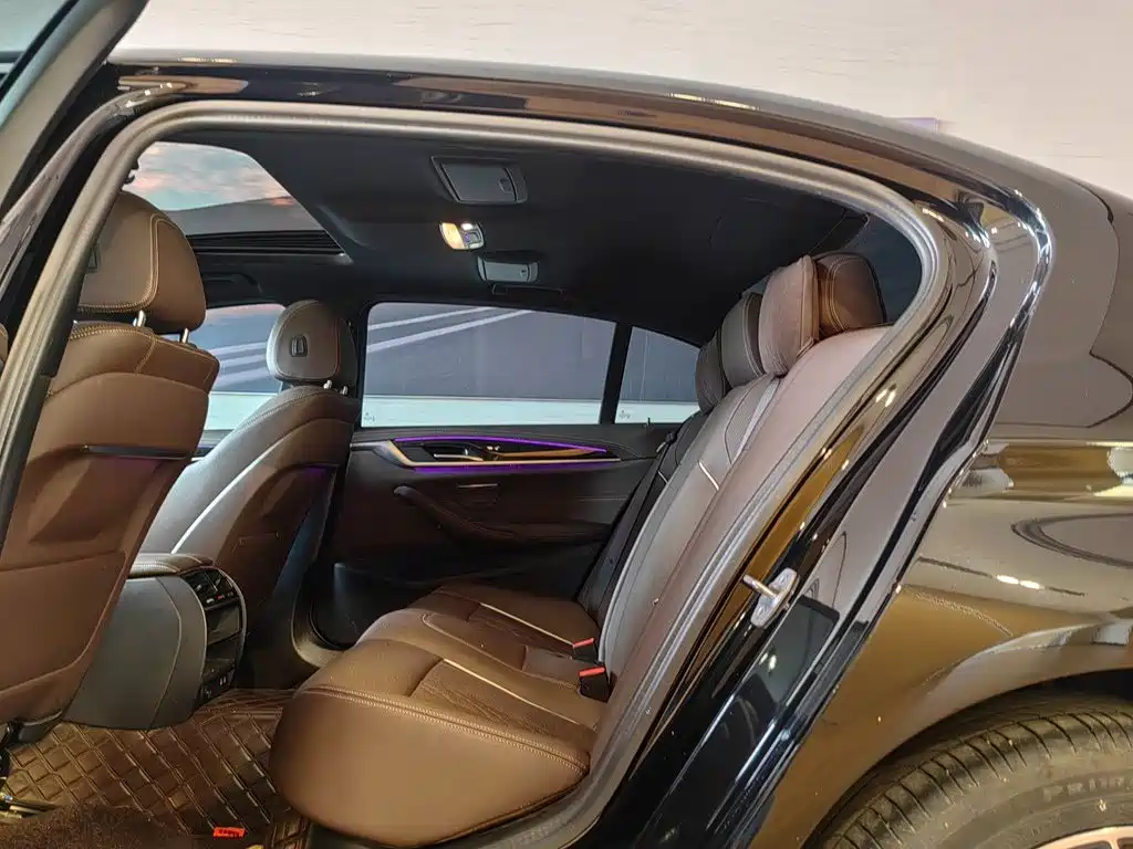 BMW 5 Series — миниатюра 13
