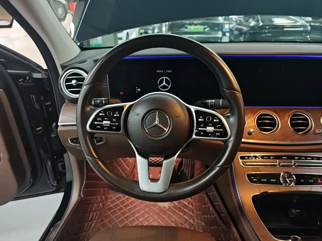 Mercedes-Benz E-Class — миниатюра 11